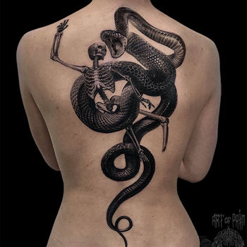 Татуировка женская реализм на спине змея и скелет