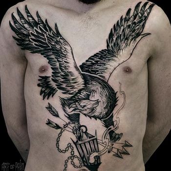 Татуировка мужская black&grey на груди и животе орел