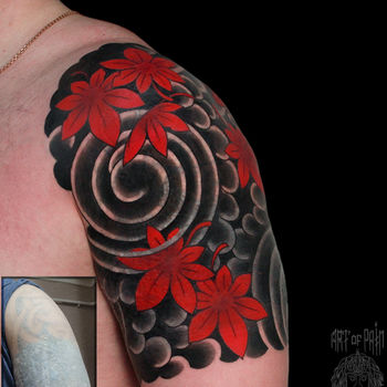 Татуировка мужская япония на плече воздух и кленовые листья