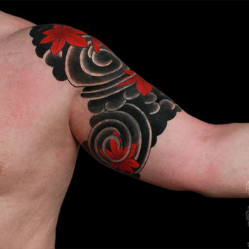Татуировка мужская япония на плече воздух и кленовые листья красные
