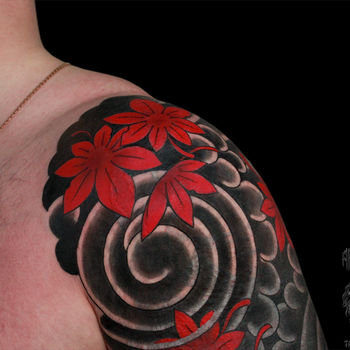 Татуировка мужская япония на плече воздух и кленовые листья кавер