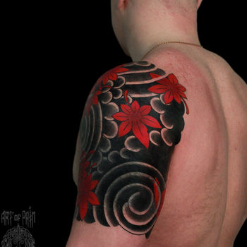 Татуировка мужская япония на плече воздух и красные кленовые листья