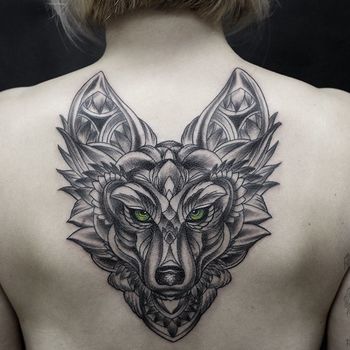 Татуировка женская орнаментал на спине лис