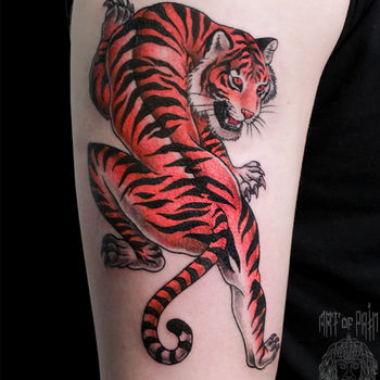 Татуировка женская олд скул на плече тигр