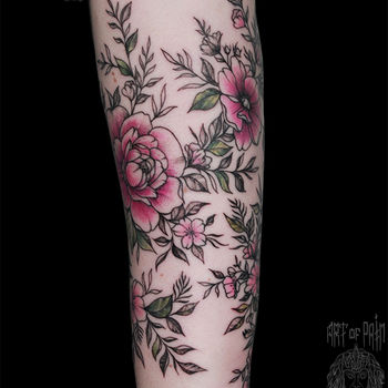 Татуировка женская цветная графика на предплечье цветы розовые
