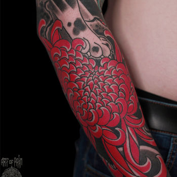 Татуировка мужская япония на предплечье хризантема