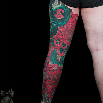 Татуировка мужская япония на ноге хризантемы, змея
