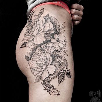 Татуировка женская графика на бедре дракон в цветах