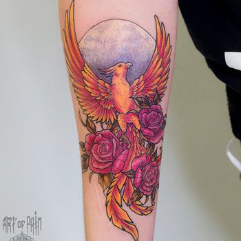 Татуировка женская нью-скул на предплечье феникс и цветы