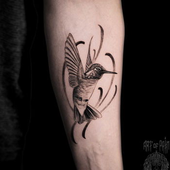 Татуировка мужская графика на предплечье колибри