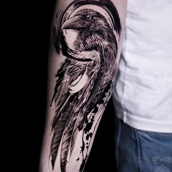 Татуировка мужская треш полька на предплечье ворон