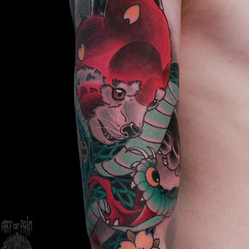 Татуировка мужская япония на плече красная панда и змея