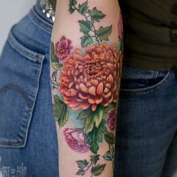 Татуировка женская реализм на предплечье хризантема