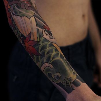Татуировка мужская япония на предплечье зеленый карп и листья