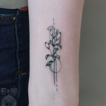 Татуировка женская минимализм на запястье лилия