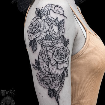 Татуировка женская графика на плече змея, цветы