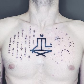 Татуировка мужская графика на груди знаки и фигура