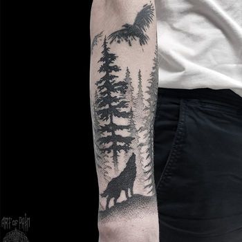 Татуировка мужская графика на предплечье лес, волк 