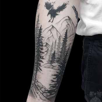 Татуировка мужская графика на предплечье лес, птица