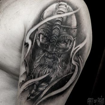 Татуировка мужская реализм на плече портрет викинга
