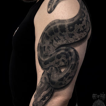 Татуировка мужская реализм на плече змея