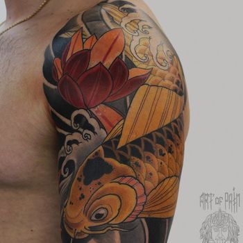 Татуировка мужская япония на плече карп и красный лотос