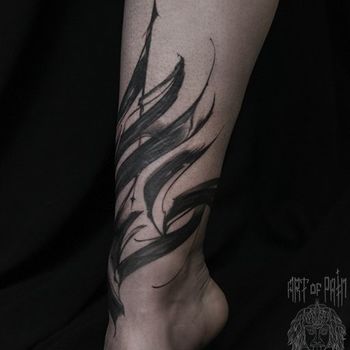 Татуировка женская каллиграфия на ноге абстрактный орнамент