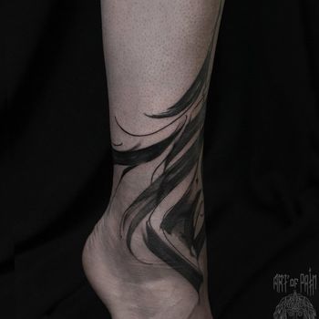 Татуировка женская каллиграфия на ноге орнамент