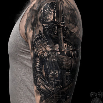 Татуировка мужская реализм на плече рыцарь