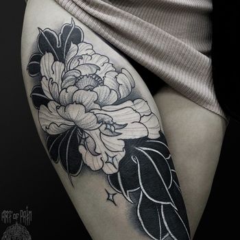 Татуировка женская япония и графика на бедре пион кавер