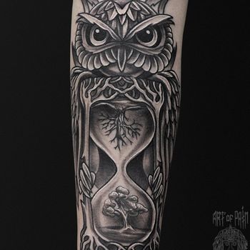 Татуировка женская black&grey на предплечье сова и часы
