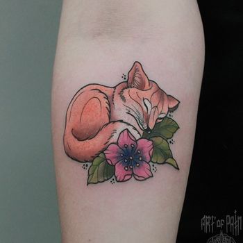 Татуировка женская нью-скул на предплечье лиса и цветок