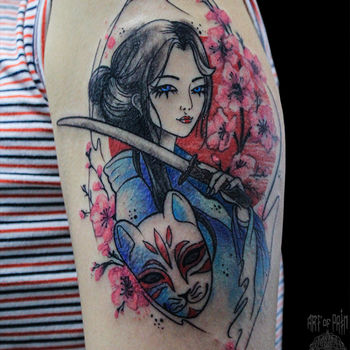 Татуировка женская графика на плече гейша, катана и маска