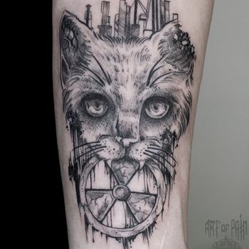 Татуировка мужская графика на предплечье кот со знаком радиации
