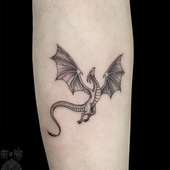 Татуировка женская графика на предплечье маленький дракон