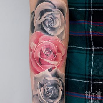 Татуировка женская реализм на предплечье три розы