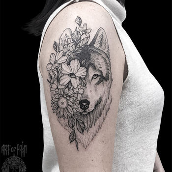 Татуировка женская графика на плече волк и цветы