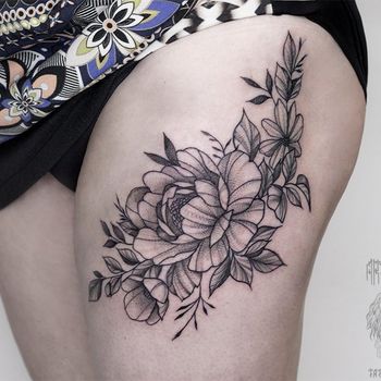 Татуировка женская графика на бедре цветок чайной розы