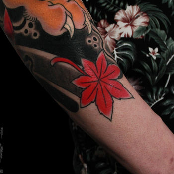 Татуировка мужская япония на предплечье кленовые листья