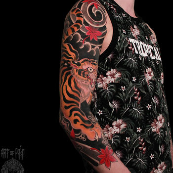 Татуировка мужская япония тату-рукав тигр и кленовые листья (вид сбоку)