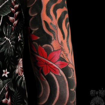 Татуировка мужская япония на руке кленовый красный лист