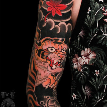 Татуировка мужская япония на плече тигр и кленовые листья