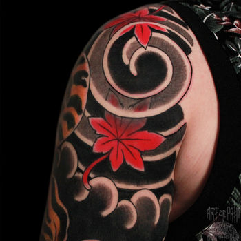 Татуировка мужская япония тату на плече кленовые листья