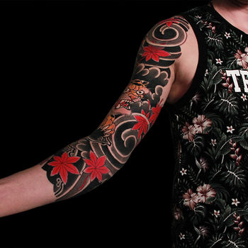 Татуировка мужская япония тату-рукав тигр и кленовые листья (внутренняя поверхность плеча)
