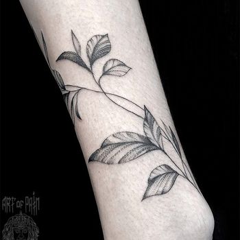 Татуировка женская графика и дотворк на предплечье растение