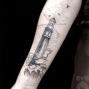 Татуировка женская графика на предплечье маяк
