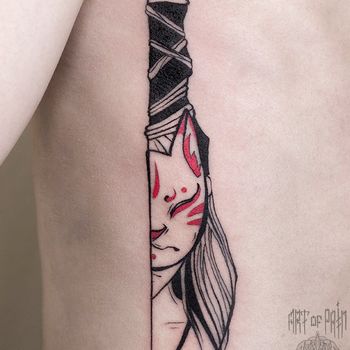 Татуировка мужская графика на боку кицуне-кот на ноже