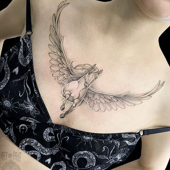Татуировка женская графика на груди пегас
