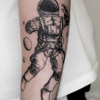 Татуировка мужская графика на предплечье космонавт