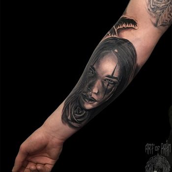 Татуировка мужская реализм на предплечье девушка портрет